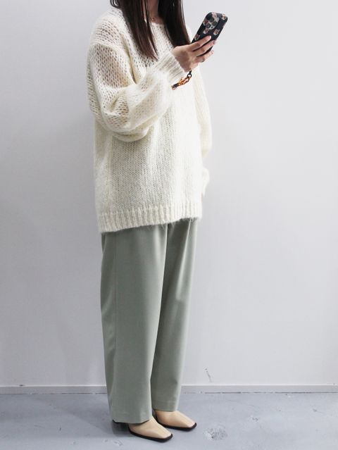 程よい抜け感、CLANEの新作ニットコーデ