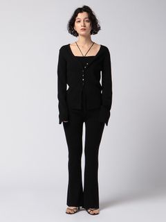 女性らしい抜けを意識したETRE TOKYOの新作スタイル