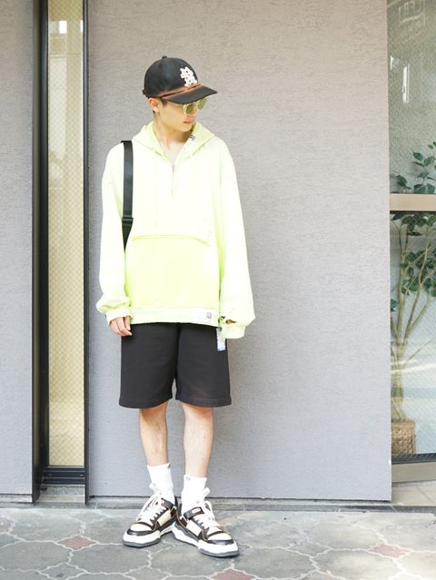 ネオン×ブラックのコントラスト、ミハラの都会派コーデ