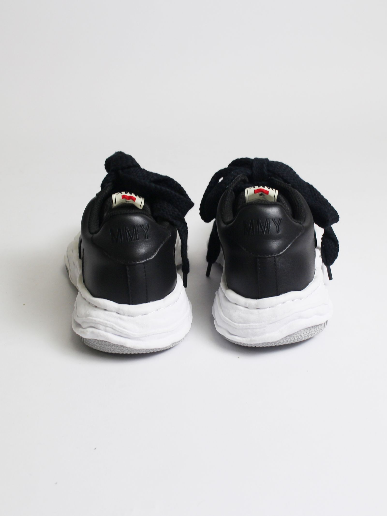 "WAYNE" OG Sole Leather Low-top Sneaker  A07FW702 - BLACK × WHITE