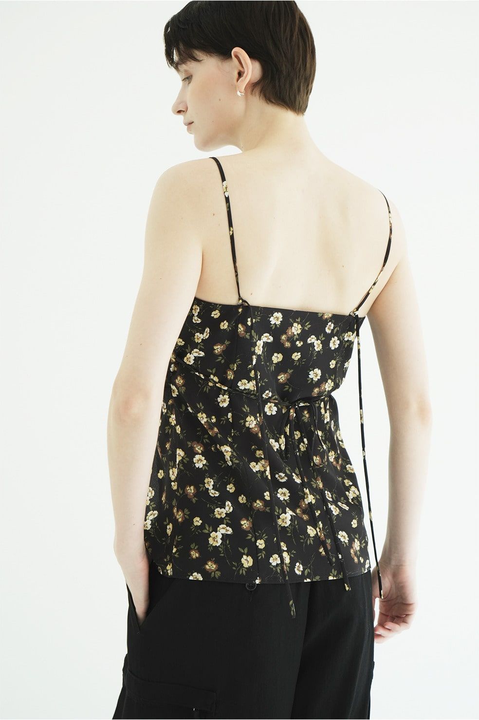デザインキャミソール。 - MABEL FLOWER DRAPE CAMI TOPS (BLACK)