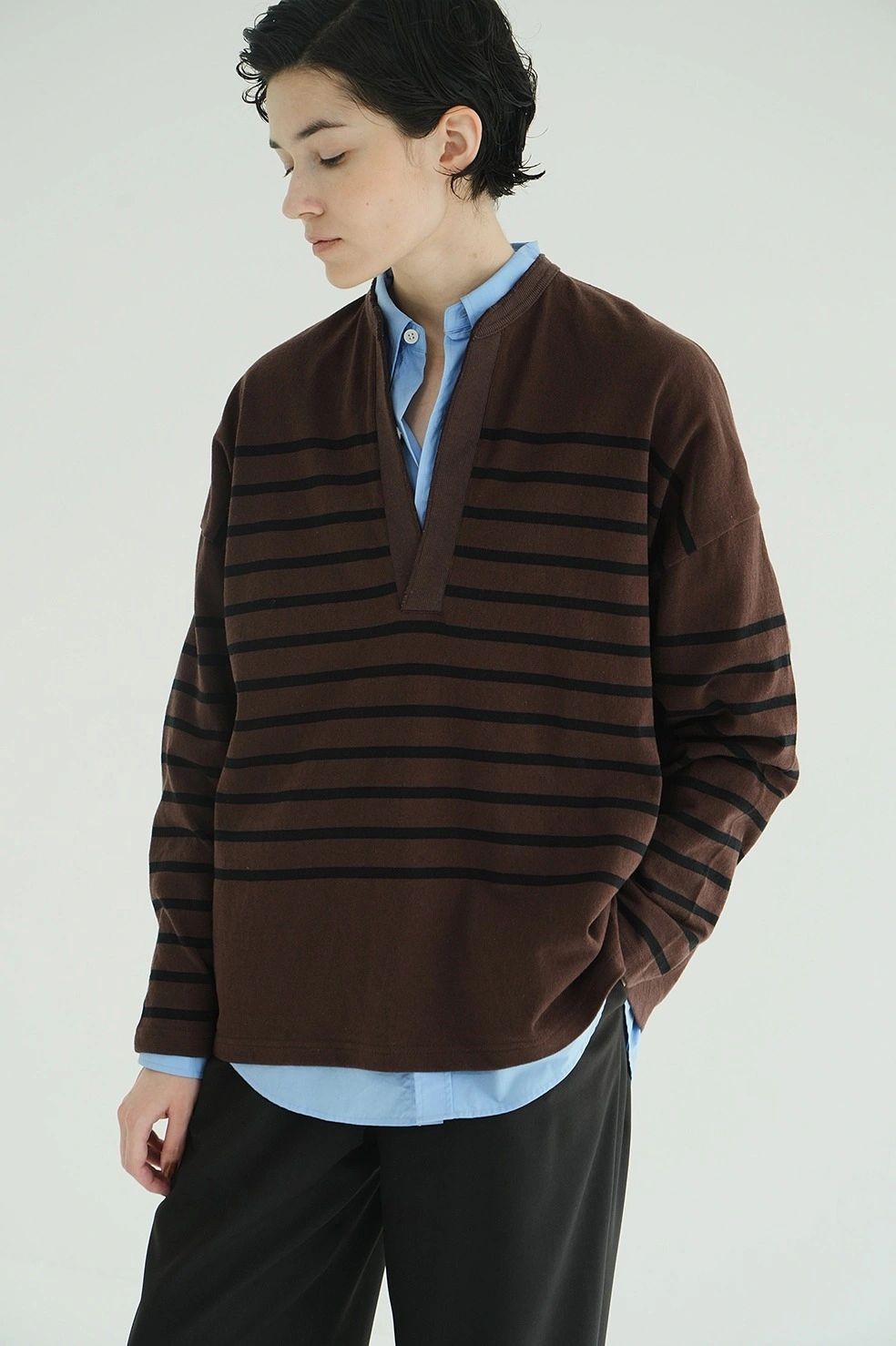 ヘンリーネックデザイントップス - WIDE HENRY NECK BORDER TOPS (BROWN)