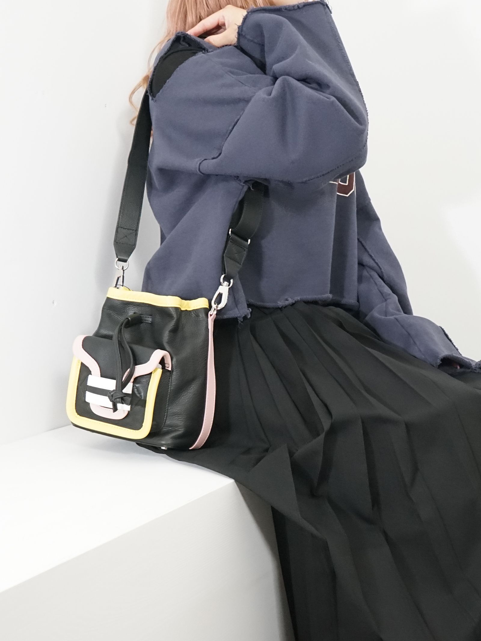 アルファデイ バケットハンドバッグ -  PINK-YELLOW-BLACK