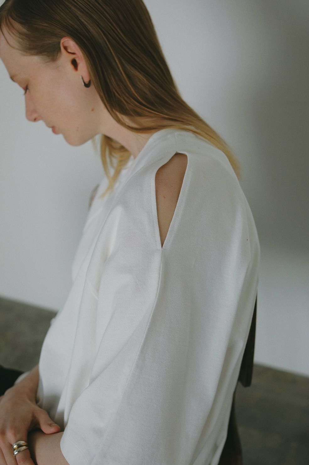 ショルダー スラッシュ Tシャツ - SLEEVE SLASH PULL TOPS - WHITE