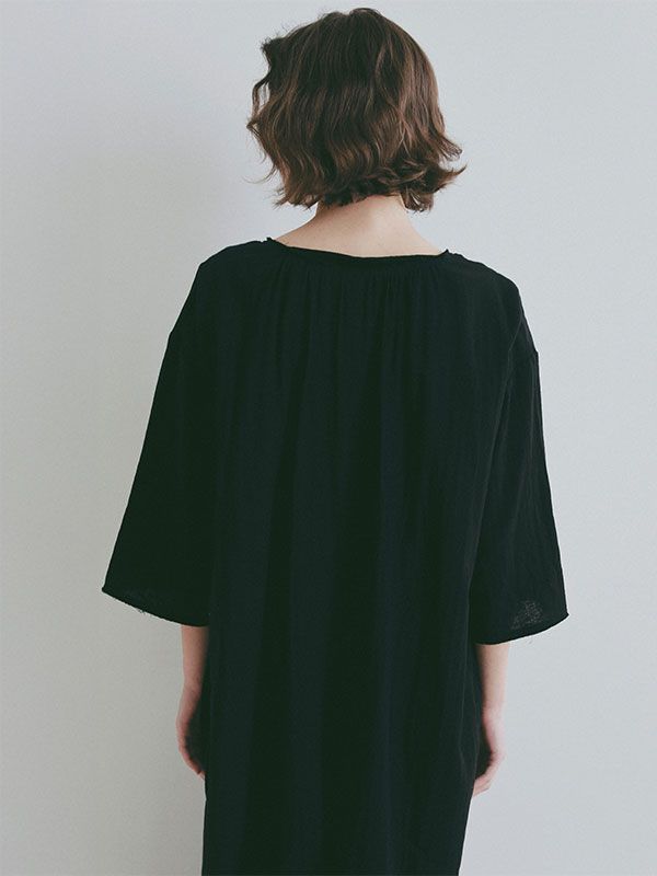 プランジングネックダブルガーゼオールインワンル （BLACK)