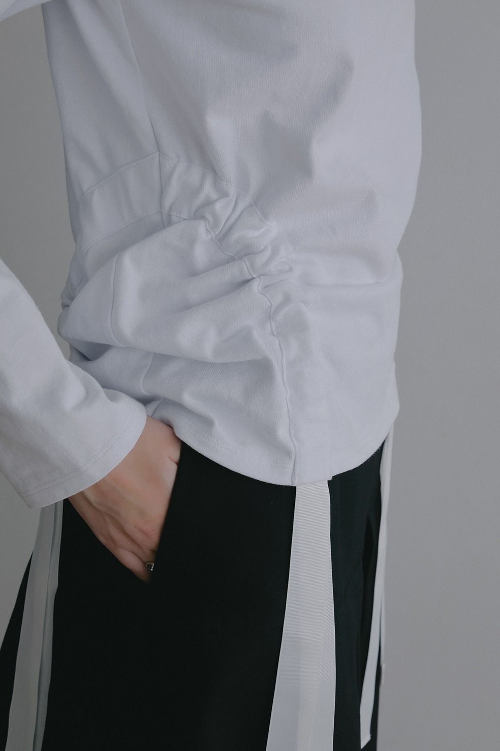 サイドリボントップス - SIDE RIBBON CUT TOPS (WHITE)
