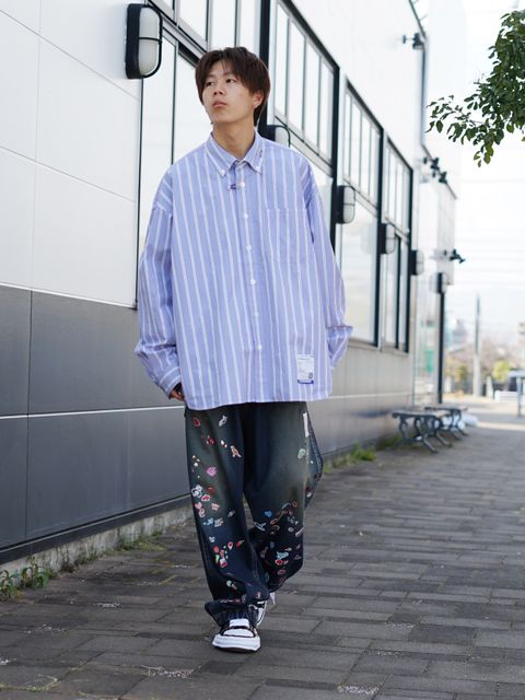 クリーンに着る,MIHARAのシャツ×ワイドデニムスタッフコーデ