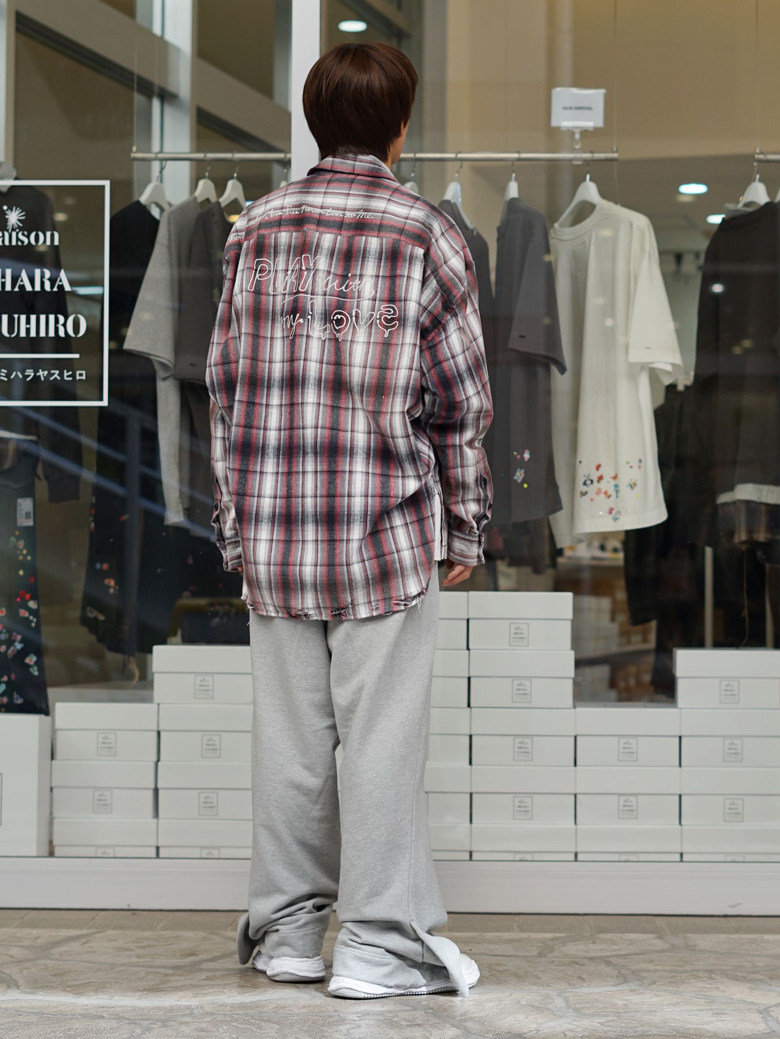 抜け感で魅せるMIHARAのチェックシャツスタイル