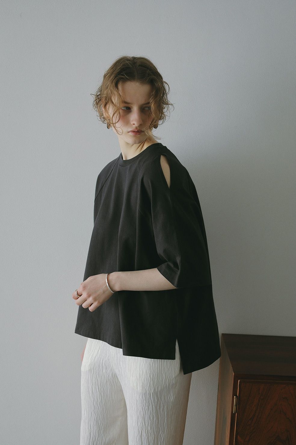 ショルダー スラッシュ Tシャツ - SLEEVE SLASH PULL TOPS - CHARCOAL GREY