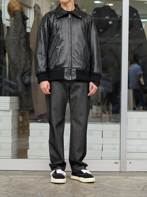 レザーを品よく着る、OVERCOATの大人スタイル
