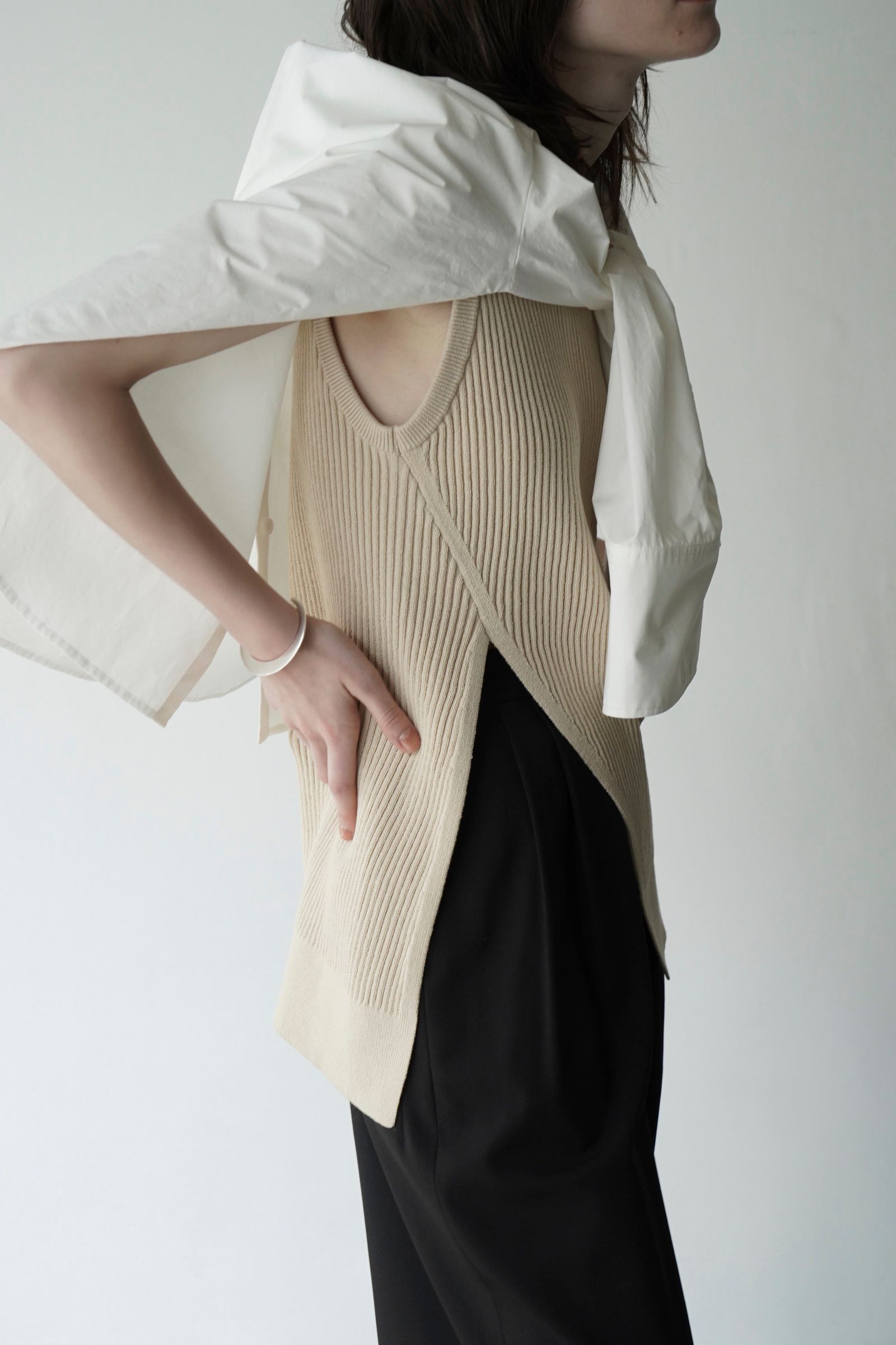 SLANT CUT NO SLEEVE KNIT TOPS - IVORY