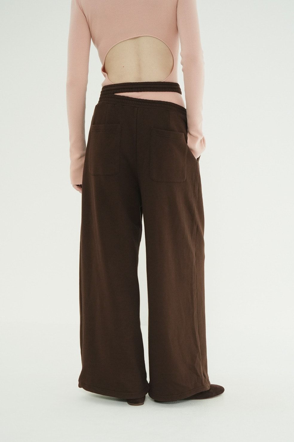スラッシュ ウエスト スウェットパンツ - SLASH WAIST SWEAT PANTS (BROWN)