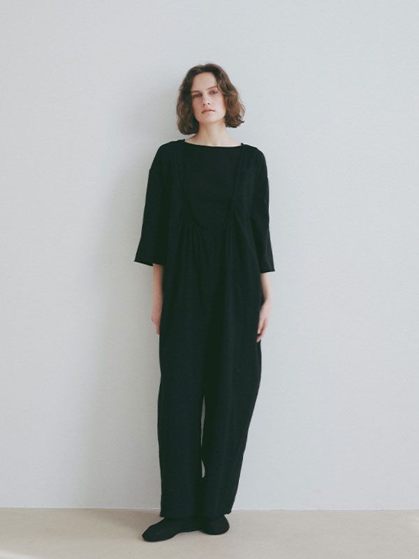 プランジングネックダブルガーゼオールインワンル （BLACK)