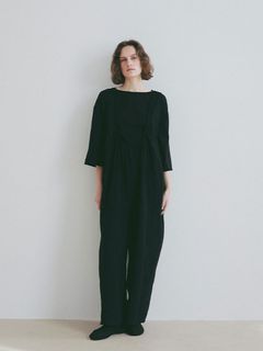 プランジングネックダブルガーゼオールインワンル （BLACK)