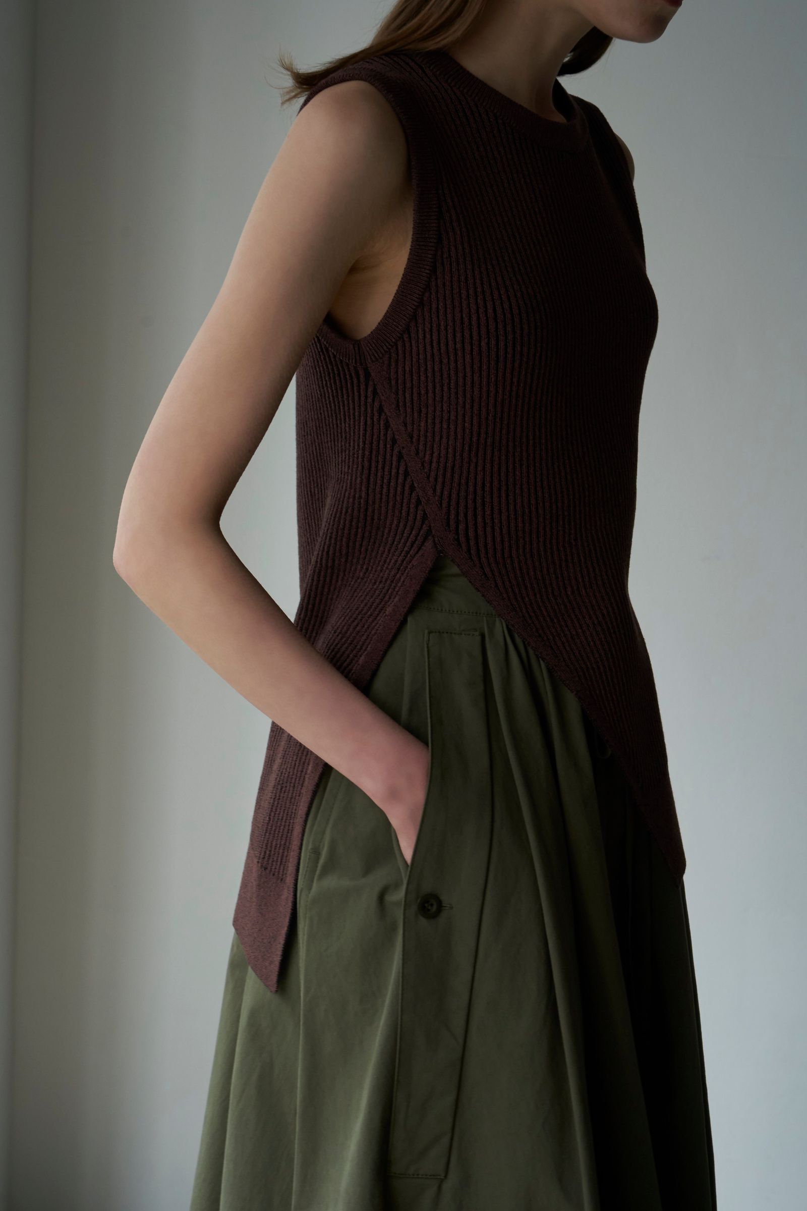 CLANE - SLANT CUT NO SLEEVE KNIT TOPS - BROWN | ADDICT WEB SHOP