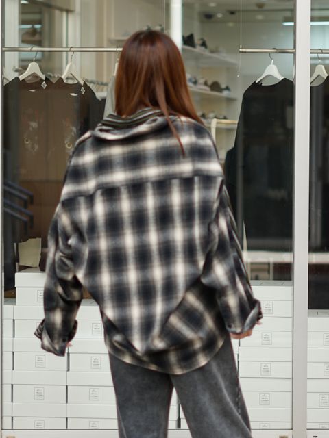 女の子が着る、MIHARAのメンズシャツコーデ