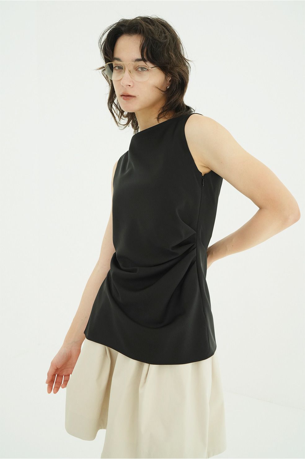 サテンドレープトップス - SATIN DRAPE TOPS (BLACK)