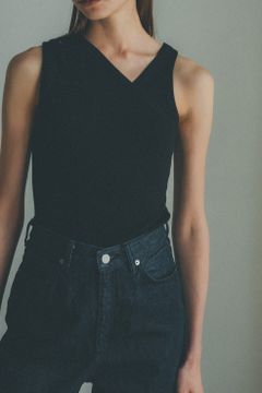 [黒ノースリーブTシャツ×リラックスパンツ]でリゾート感のあるモノトーンコーデ