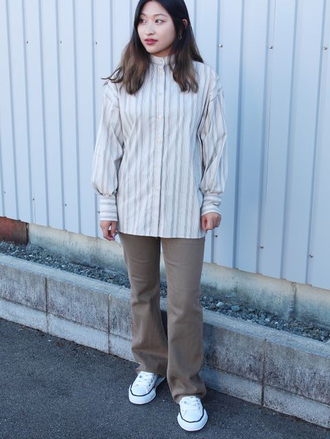 女性らしいスリット入りのトップスはCLANEが気分