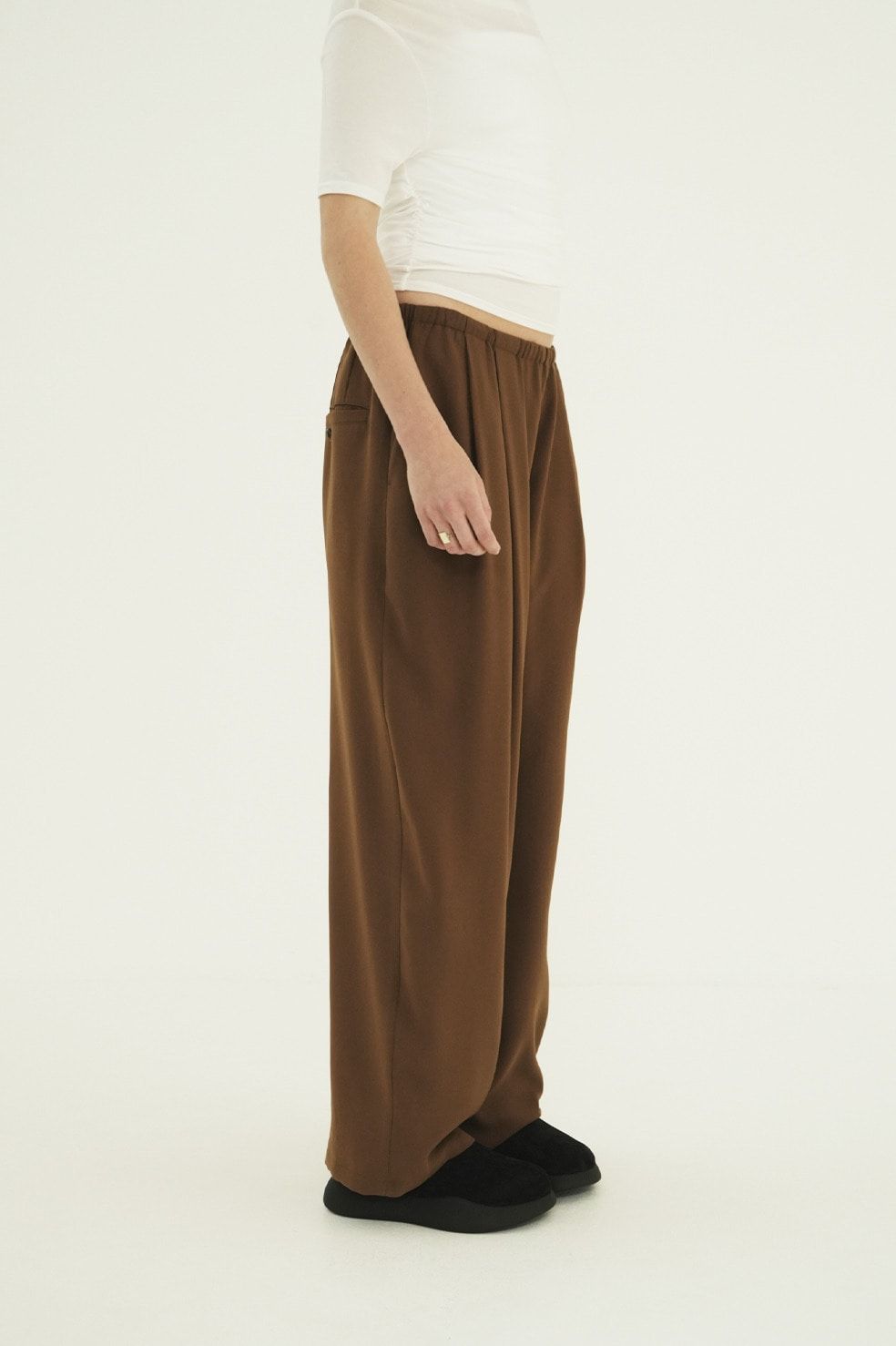 ドローストリングルーズタックパンツ - DRAWSTRING LOOSE TUCK PANTS(BROWN)