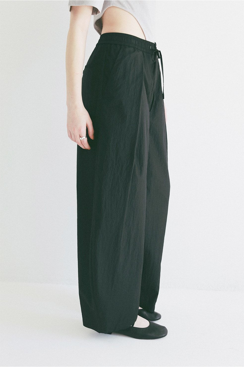 ナイロンイージーパンツ - CRINKLED SHEER NYLON PANTS(BLACK)