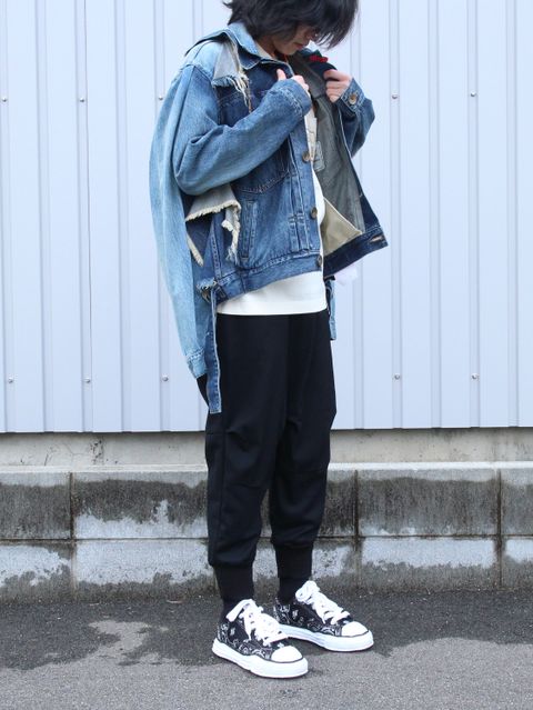 アイコニックなメゾンミハラヤスヒロのダメージデニムスタイル