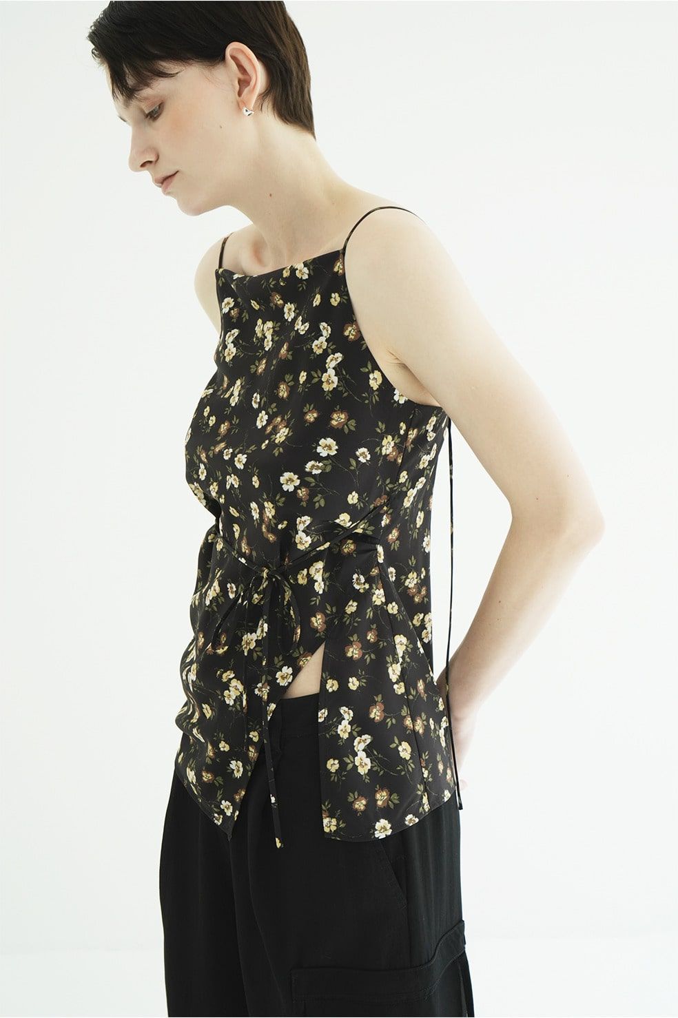 デザインキャミソール。 - MABEL FLOWER DRAPE CAMI TOPS (BLACK)
