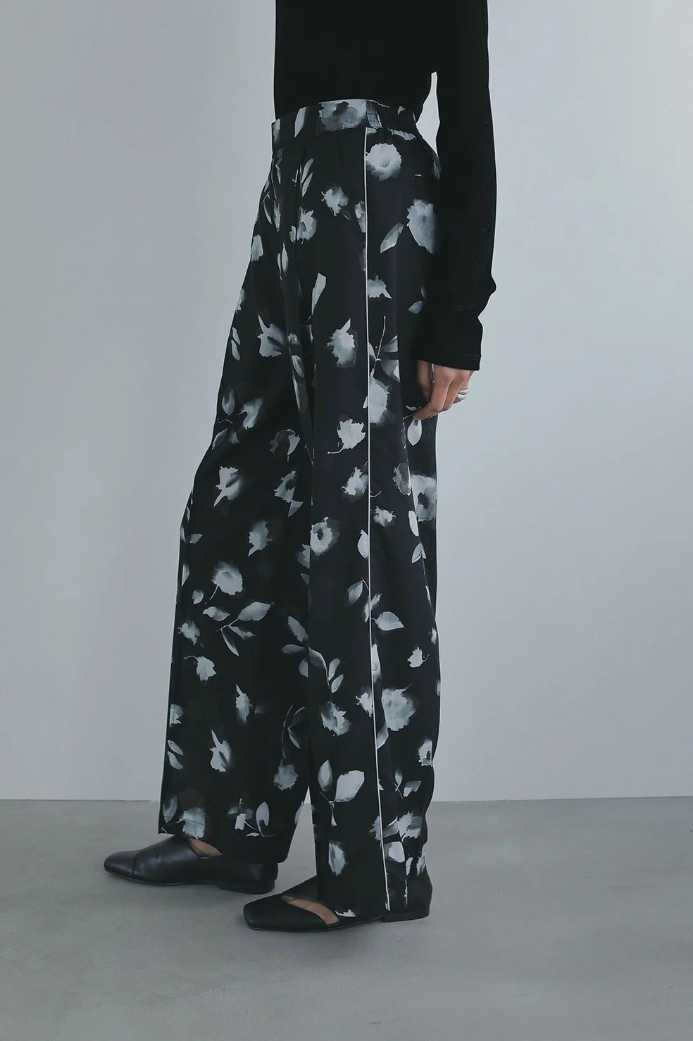 フラワーワイドパンツ - BLURRED FLOWER WIDE PANTS - BLACK