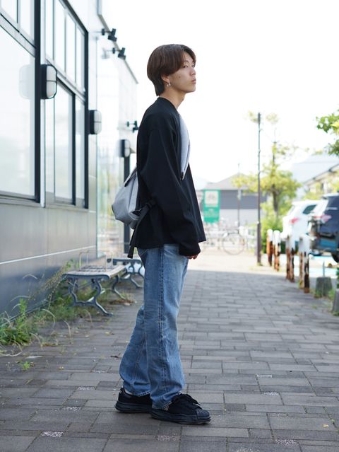 ラフにまとめる、MMYの都会的モノトーンスタイル