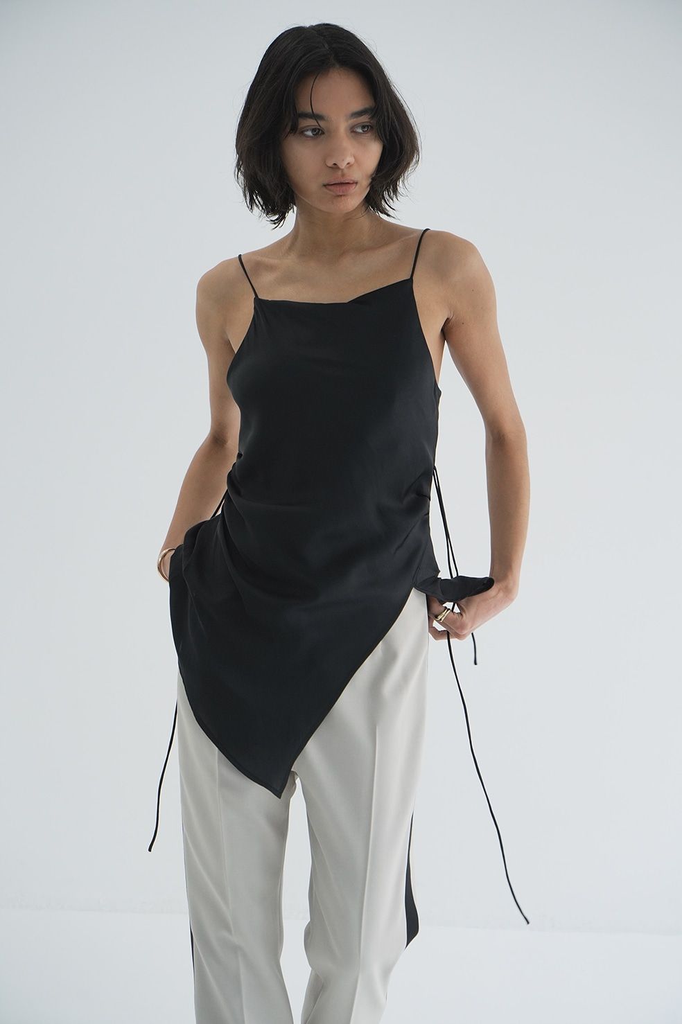 ドレープサテンキャミソール - DRAPE SATIN CAMISOLE TOPS - BLACK