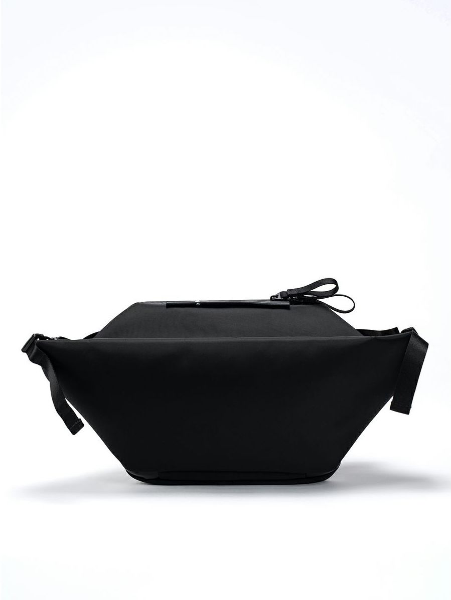 Isarau L Sleek Black - イザラウ L スリーク ブラック ショルダーバッグ 斜め掛け