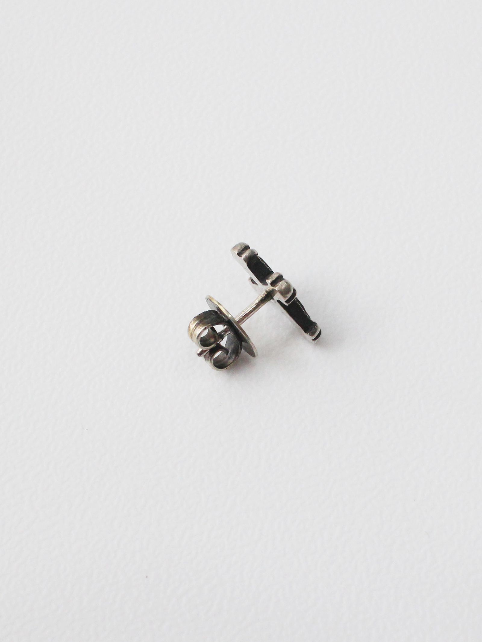 【両耳用】 スタッズ クロス ピアス - studs cross - M4551