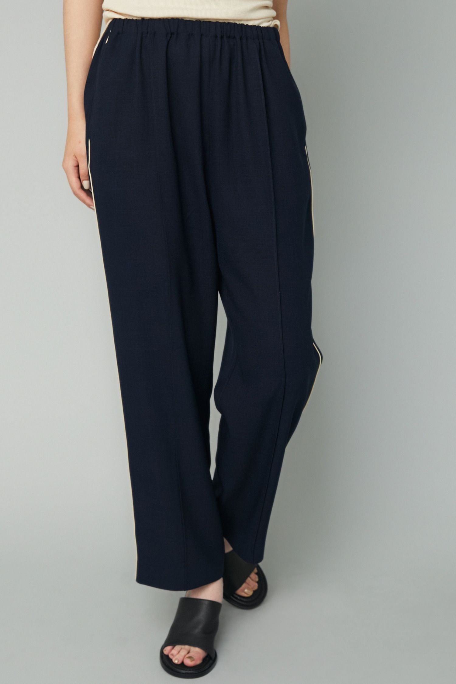 パイピング スラックス パンツ - Piping pintuck pants - NAVY