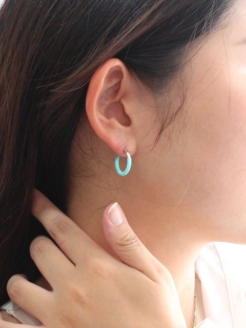 CLANEのオーバーシャツは、女性らしい色合いで