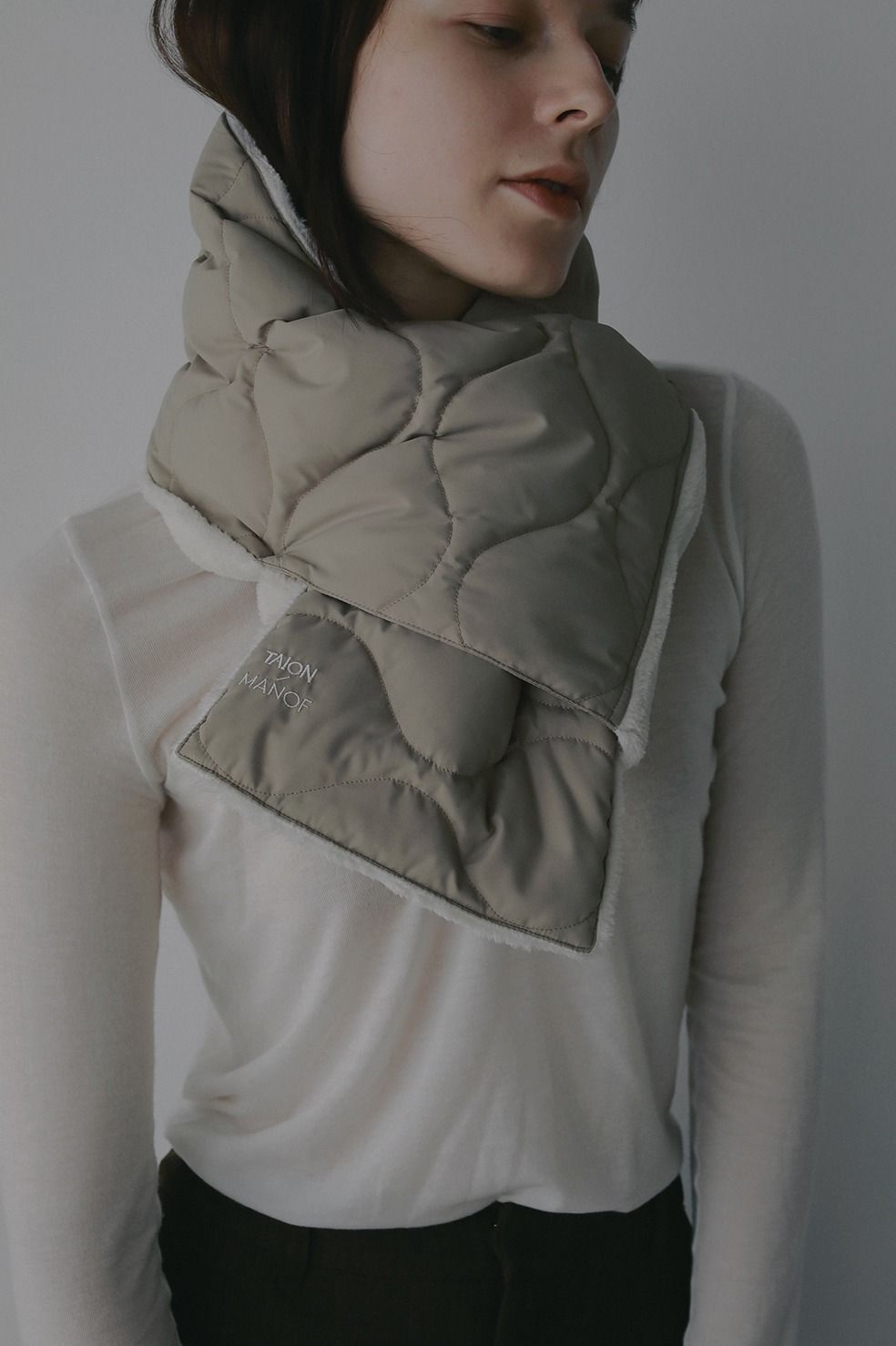【TAION×MANOF】リバーシブルダウンマフラー - REVERSIBLE DOWN MUFFLER （BEIGE）