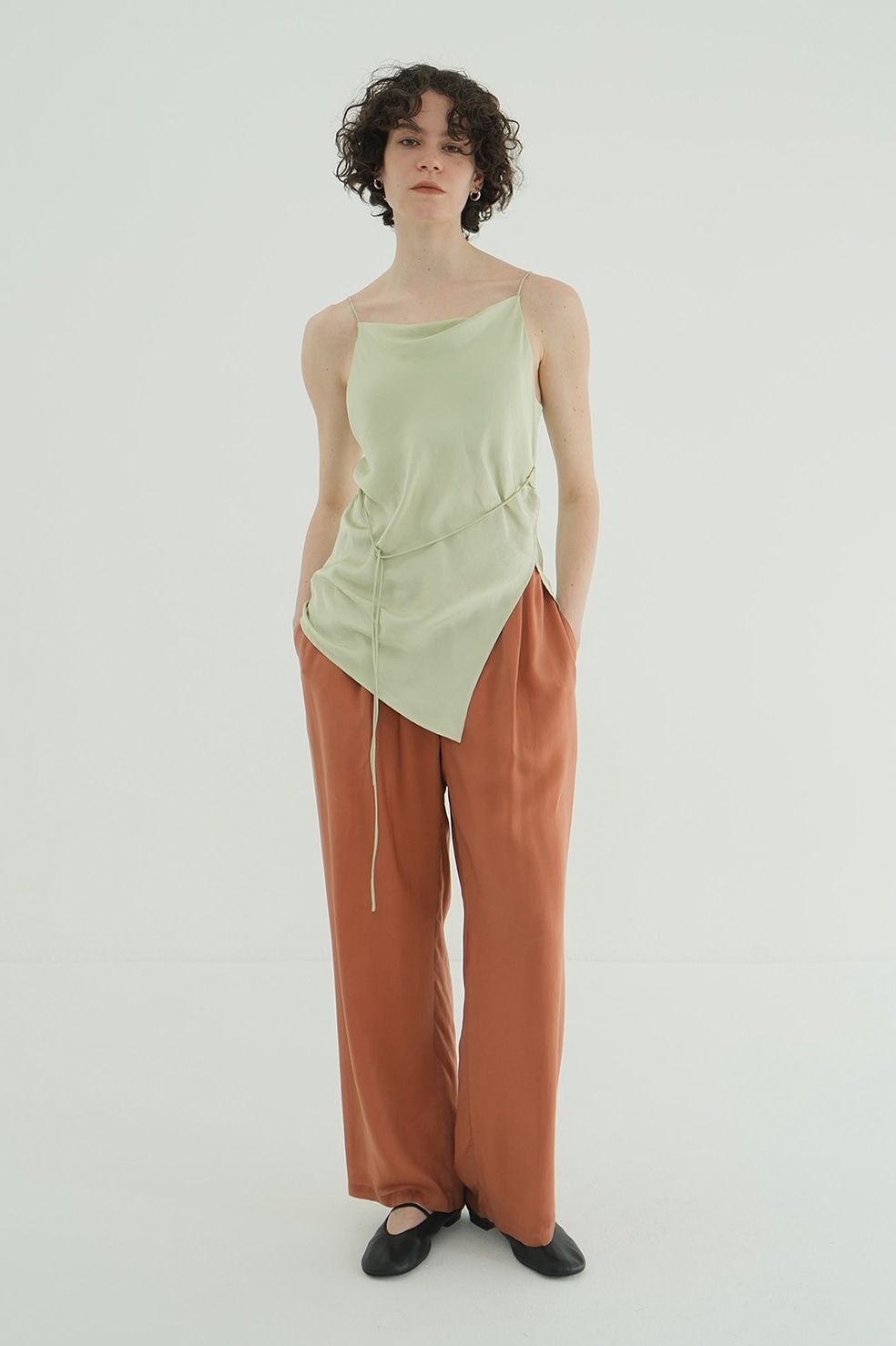 ドレープサテンキャミソール - DRAPE SATIN CAMISOLE TOPS - GREEN