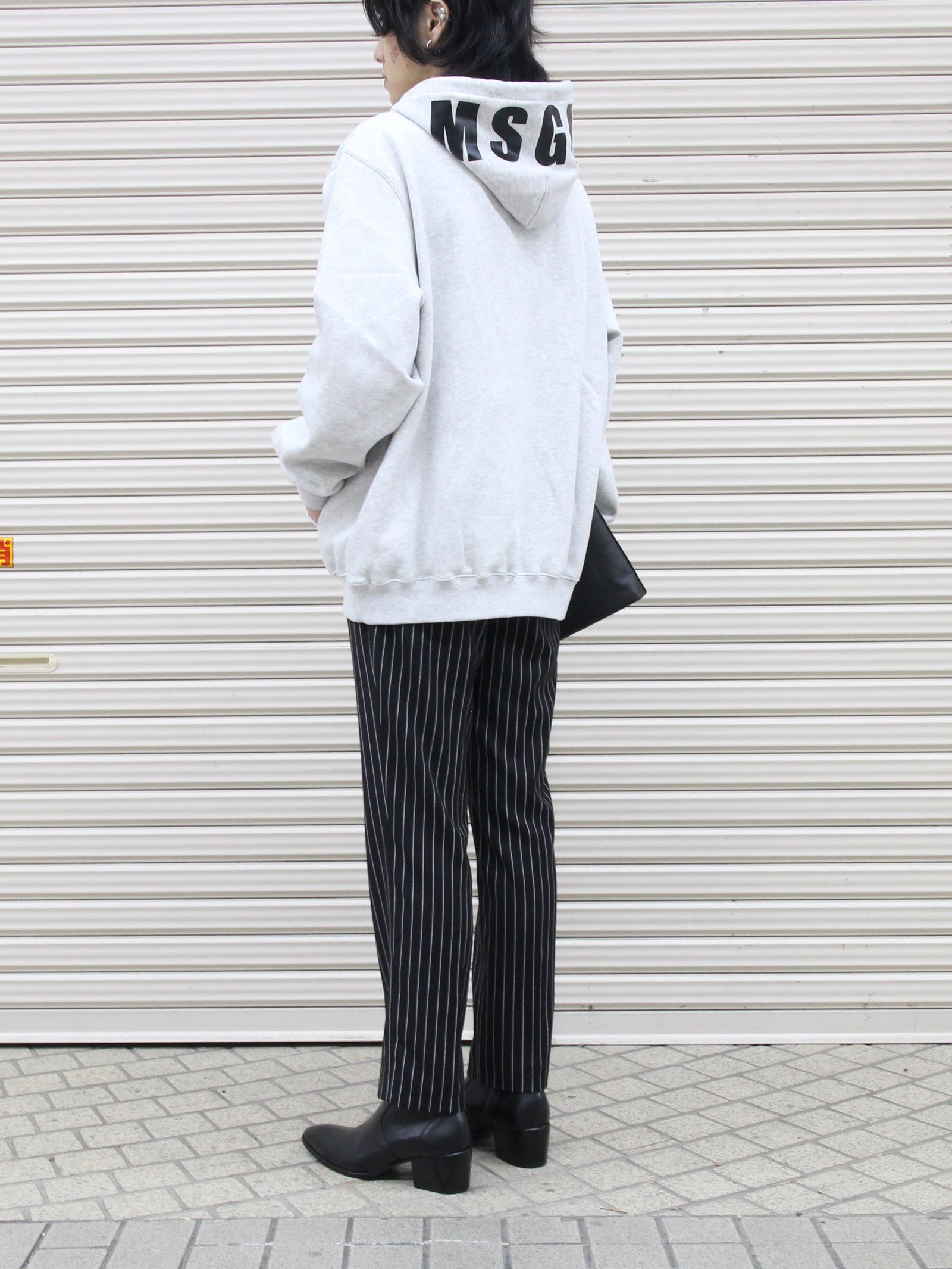 ”フーディ × スラックス” 大人のリラックスコーディネート