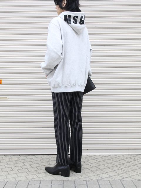 ”フーディ × スラックス” 大人のリラックスコーディネート