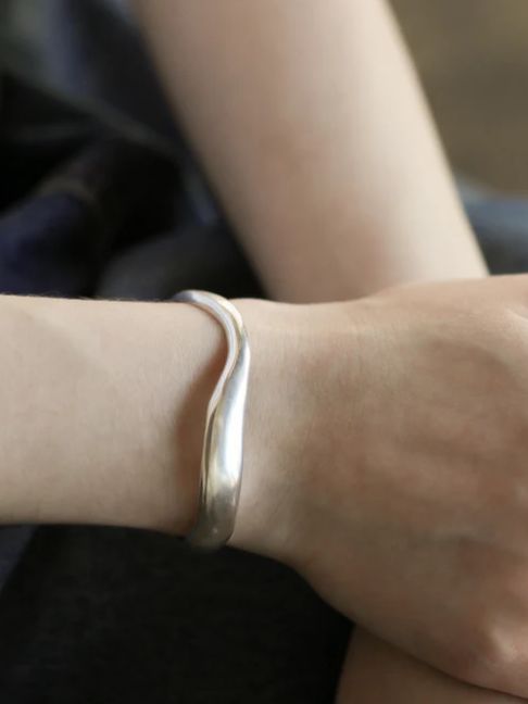 ティルトバングル SV シルバー シンプル デザイン ユニセックス アクセサリー