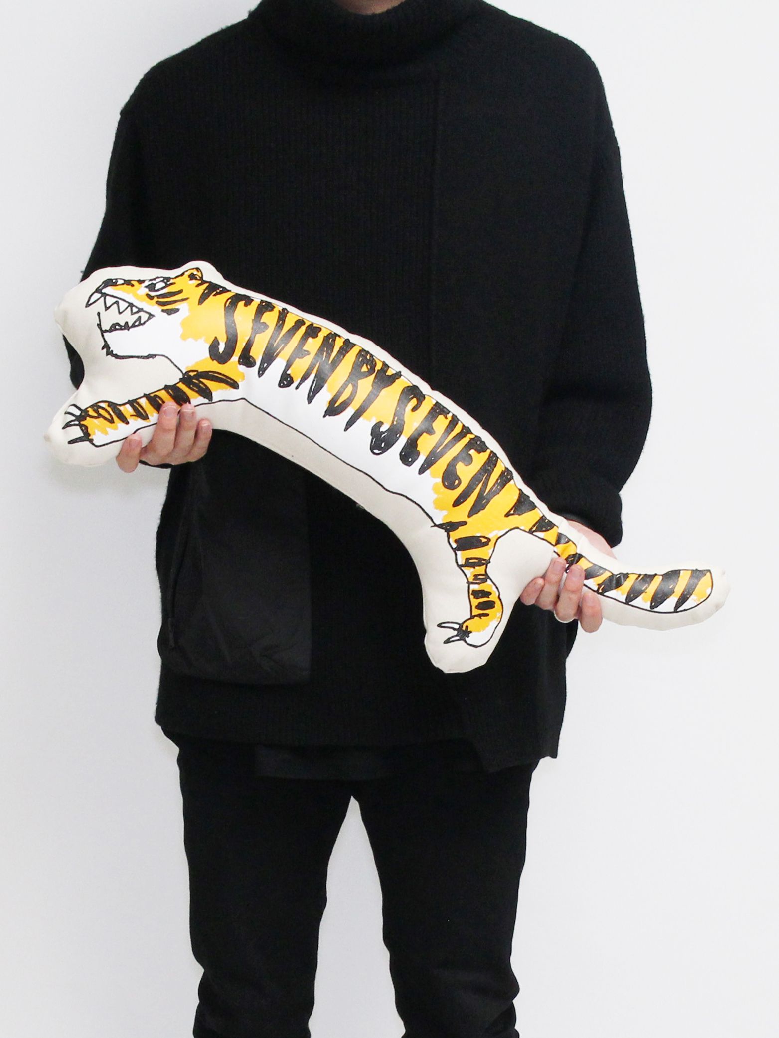 【スモール】 トラクッション - TIGER QUSHION - WHITE