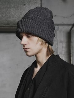 ケーブル ビーニー - CABLE KNIT BEANIE GREY