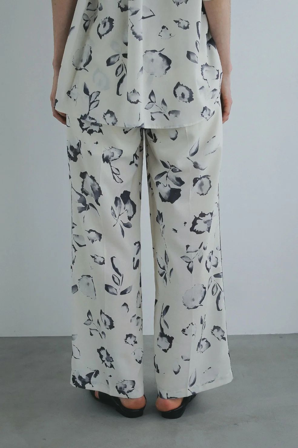 フラワーワイドパンツ - BLURRED FLOWER WIDE PANTS - IVORY