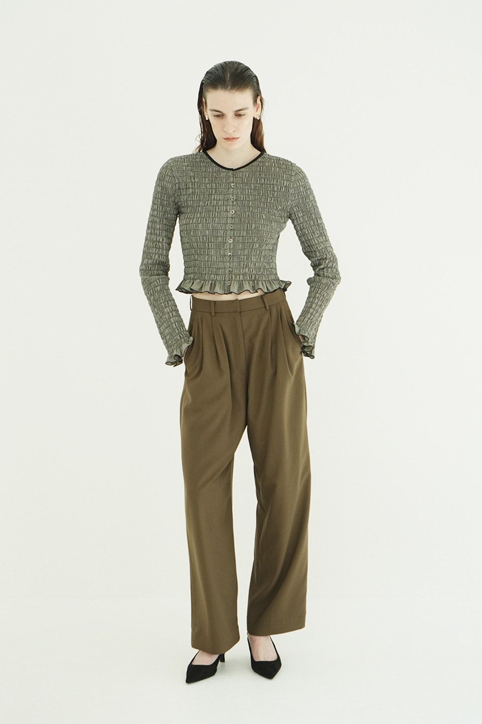 【26AW】ベーシックタックパンツ - BASIC TUCK PANTS (KHIKI)