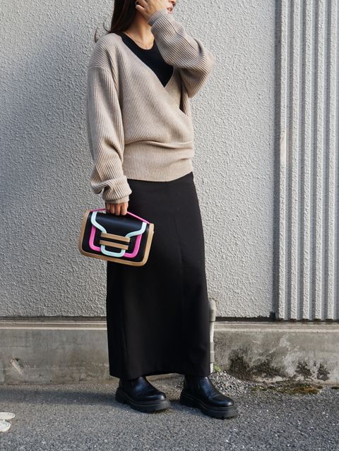 カシュクールデザインが女性らしいETREの新作コーデ