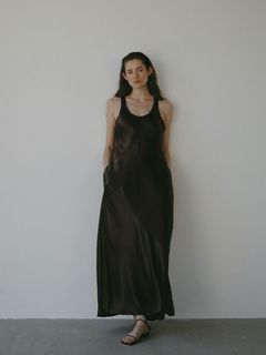 オーバル ネックオフ サテンワンピース - BROWN