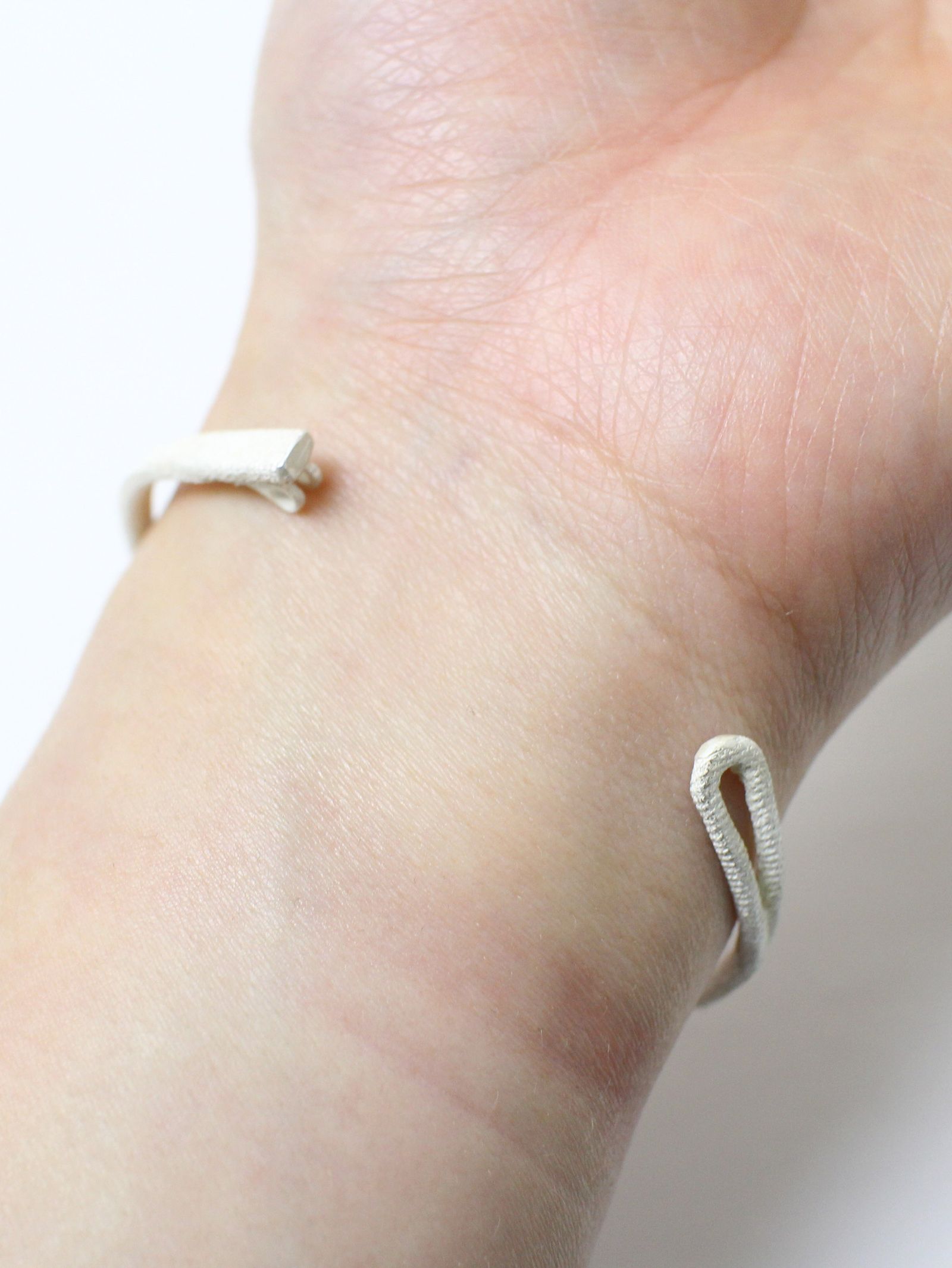 【DETAJ X RIGARDS】 ブレスレット  - STERLING SILVER TEMPLE BRACELET - WHITE