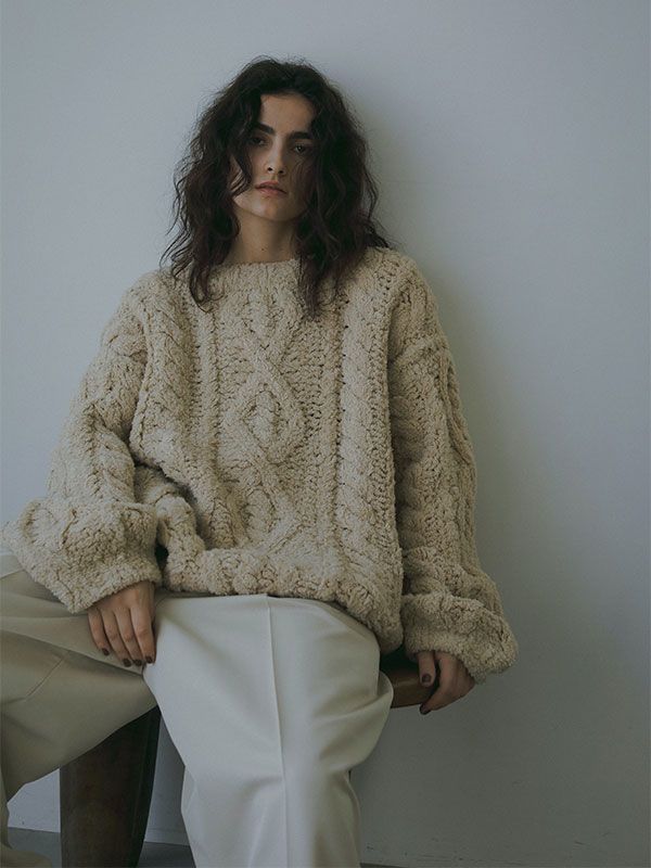 フェザーヤーンケーブルハンドニットプルオーバー - BEIGE
