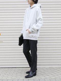 ”フーディ × スラックス” 大人のリラックスコーディネート