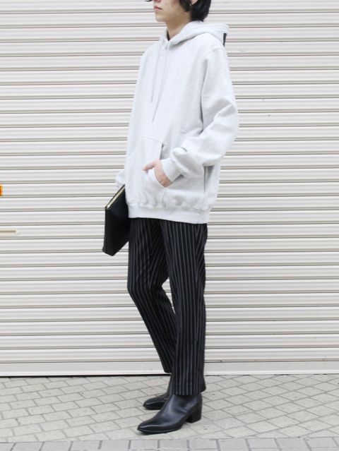 ”フーディ × スラックス” 大人のリラックスコーディネート