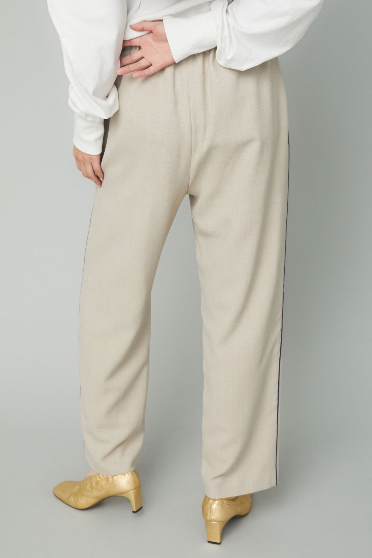 パイピング スラックス パンツ - Piping pintuck pants - BEIGE